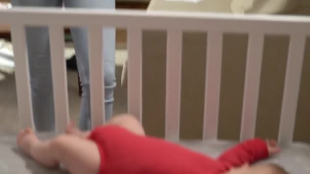 Mladá Matka Dítětem Pracuje Domova Svobodná Matka Volné Noze Novorozencem — Stock video