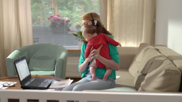 Madre Joven Con Bebé Trabajando Desde Casa Una Madre Soltera — Vídeo de stock