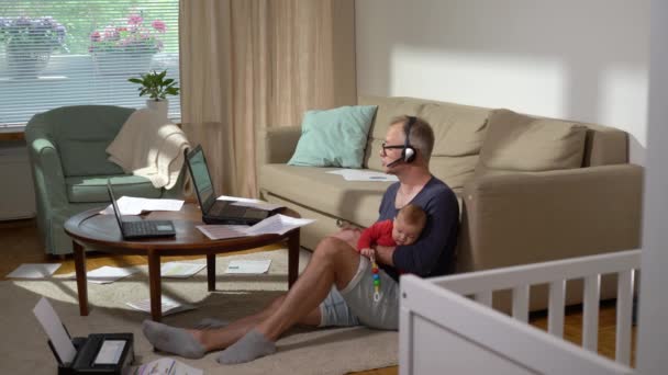 Μεσήλικας Πατέρας Μωρό Που Δουλεύει Από Σπίτι Ανεξάρτητος Ανύπαντρος Πατέρας — Αρχείο Βίντεο
