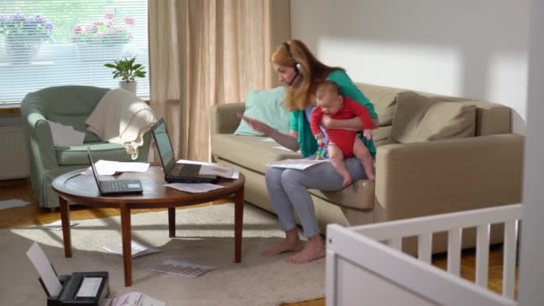Молода Мати Дитиною Працює Дому Безкоштовна Мати Новонародженим Робить Відеодзвінок — стокове відео
