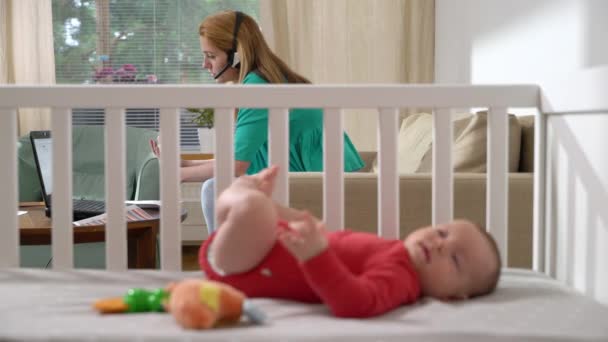 Junge Mutter Mit Baby Arbeitet Von Hause Aus Eine Freiberufliche — Stockvideo