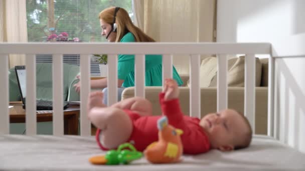 Madre Joven Con Bebé Trabajando Desde Casa Una Madre Soltera — Vídeos de Stock