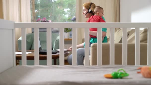 Молода Мати Дитиною Працює Дому Безкоштовна Мати Новонародженим Робить Відеодзвінок — стокове відео