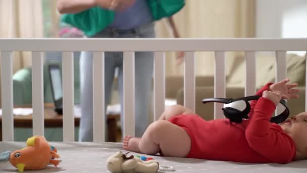 Mladá Matka Dítětem Pracuje Domova Svobodná Matka Volné Noze Novorozeně — Stock video
