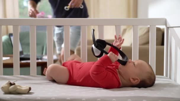 Vader Van Middelbare Leeftijd Met Een Baby Die Thuis Werkt — Stockvideo
