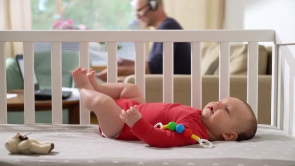 Vader Van Middelbare Leeftijd Met Een Baby Die Thuis Werkt — Stockvideo