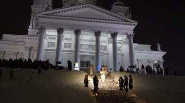 HELSINKI, FINLAND - 13 Aralık 2022: Aziz Lucys Günü 'nün geleneksel kutlaması veya Aziz Lucy bayramı. Wilma Gronqvis - Fince Lucia 2022 Katedral 'in basamaklarından iniyor.
