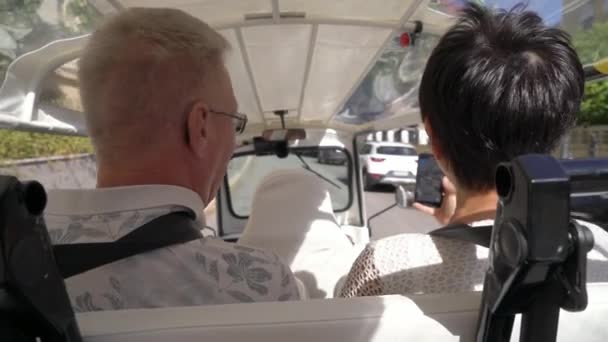 Eine Gruppe Touristen Fährt Mit Einem Tuk Tuk Elektroauto Durch — Stockvideo