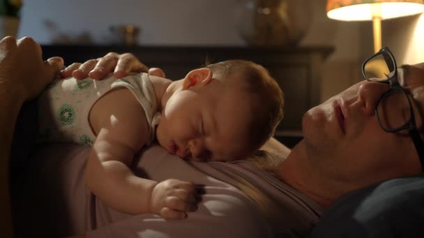 疲れた父親が息子と一緒に胸に寝ていた 家族の絆 ファーザーフッド — ストック動画