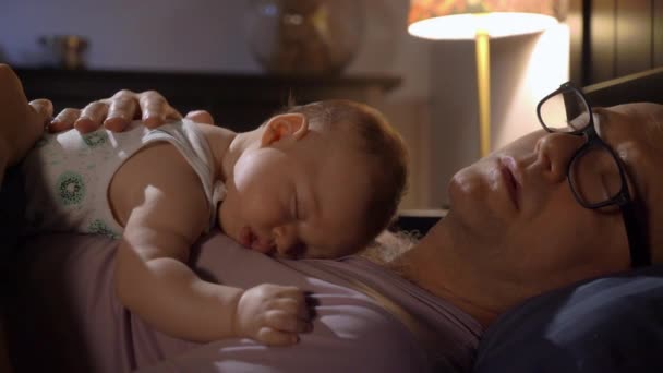 Tată Obosit Dormea Împreună Fiul Său Mai Mic Piept Legătura — Videoclip de stoc