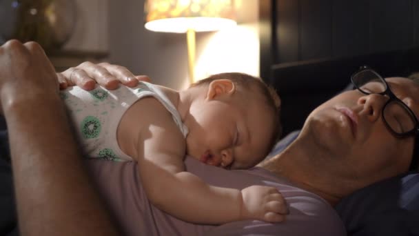 Unavený Otec Spí Svým Malým Synem Hrudi Rodinné Pouto Otcovství — Stock video