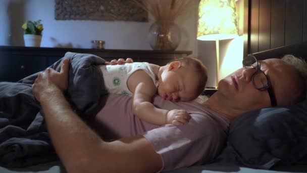 Ένας Κουρασμένος Πατέρας Κοιμάται Μαζί Τον Μικρό Του Γιο Στο — Αρχείο Βίντεο