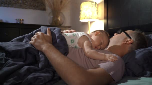 Ένας Κουρασμένος Πατέρας Κοιμάται Μαζί Τον Μικρό Του Γιο Στο — Αρχείο Βίντεο