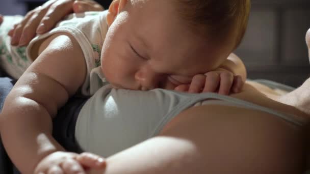 Een Vermoeide Moeder Slaapt Samen Met Zijn Zoontje Haar Borst — Stockvideo
