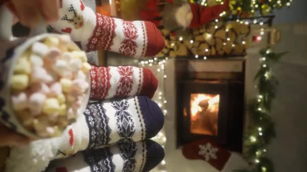 Пара Насолоджується Теплим Каміном Розігріває Ноги Вовняних Шкарпетках Різдвяними Прикрасами — стокове відео