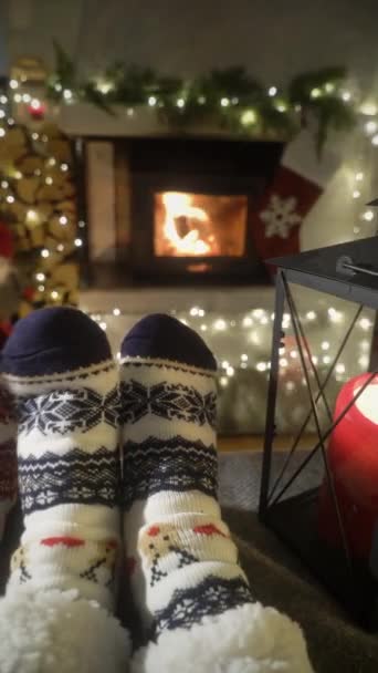Cuplul Bucură Șemineu Cald Își Încălzește Picioarele Șosete Din Lână — Videoclip de stoc