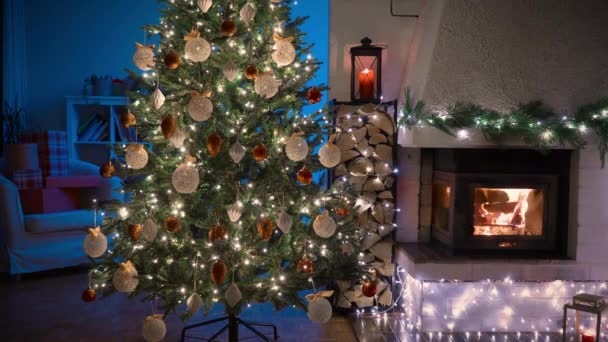 クリスマスツリーを飾る女性 タイムラプス 装飾された暖炉 クリスマスツリー ギフト付きの居心地の良い客室 — ストック動画