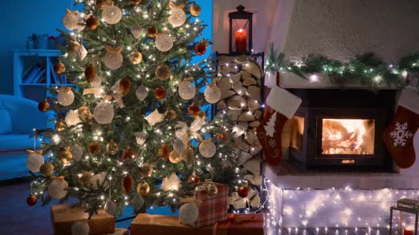 Acogedora Habitación Con Chimenea Decorada Árbol Navidad Regalos — Vídeo de stock