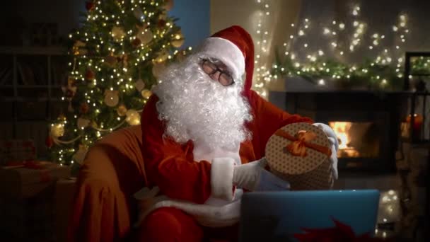 Noel Baba Çocuklara Yetişkinlere Mutlu Yıllar Diliyor Nternetteki Video Görüntüleri — Stok video