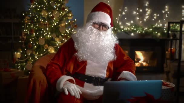 Santa Claus Życząc Wesołych Świąt Szczęśliwego Nowego Roku Dla Dzieci — Wideo stockowe