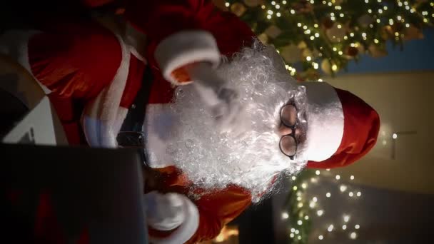 Άγιος Βασίλης Ευχόμενος Καλά Χριστούγεννα Και Ευτυχισμένο Νέο Έτος Παιδιά — Αρχείο Βίντεο