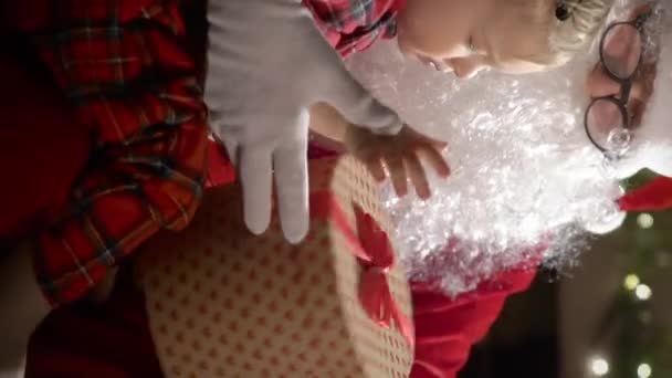 Mały Chłopiec Piżamie Święty Mikołaj Jedzą Ciasteczka Świąteczne Mlekiem Rozpakować — Wideo stockowe
