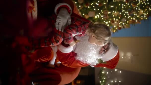 Ένα Μικρό Αγόρι Πιτζάμες Και Άγιος Βασίλης Τρώνε Χριστουγεννιάτικα Μπισκότα — Αρχείο Βίντεο