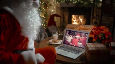 Noel Baba 'nın dizüstü bilgisayarında küçük bir kızla ailesini araması, çocuğu webcam ile karşılaması, Noel hediyesi kutusunu sanal online toplantıda açması, dekorasyon evinde bilgisayarla oturması,