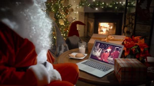 Santa Claus Βίντεο Καλώντας Την Οικογένεια Μικρό Κορίτσι Στο Laptop — Αρχείο Βίντεο