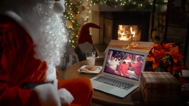 Santa Claus Video Llamando Familia Con Niña Ordenador Portátil Saludo — Vídeo de stock