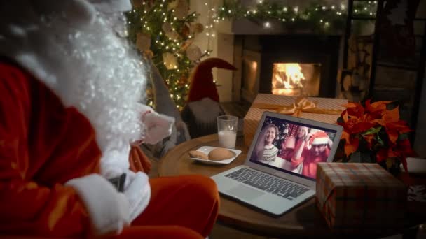 Santa Claus Wideo Dzwoniąc Rodziny Małą Dziewczynką Laptopie Powitanie Dziecka — Wideo stockowe