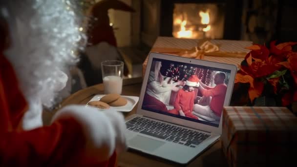 Santa Claus Video Llamando Familia Con Niña Ordenador Portátil Saludo — Vídeo de stock