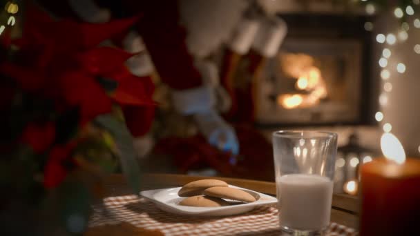 Babbo Natale Mettere Regali Natale Calzini Sopra Camino Mangiare Biscotti — Video Stock