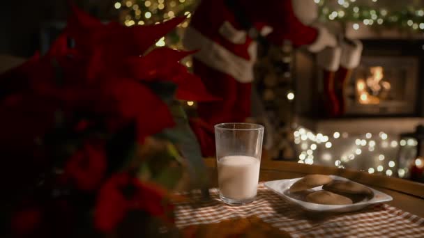Άγιος Βασίλης Βάζοντας Χριστουγεννιάτικα Δώρα Κάλτσες Πάνω Από Τζάκι Τρώγοντας — Αρχείο Βίντεο