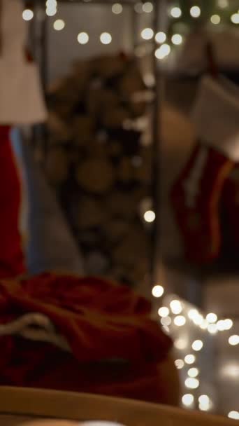 Άγιος Βασίλης Βάζοντας Χριστουγεννιάτικα Δώρα Κάλτσες Πάνω Από Τζάκι Τρώγοντας — Αρχείο Βίντεο