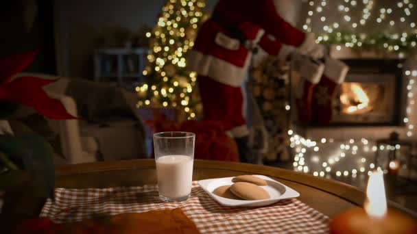 Papai Noel Colocando Presentes Natal Meias Sobre Lareira Comer Biscoitos — Vídeo de Stock