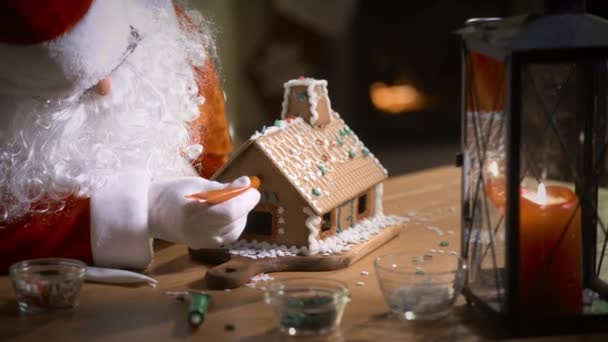 圣诞老人在他的房子里用壁炉和圣诞树装饰着一个有甜蜜图案的姜饼屋 — 图库视频影像