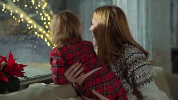Egy Kellemes Tél Finnországban Egy Fiatal Gyönyörű Kisfia Csodálja Ünnepi — Stock videók