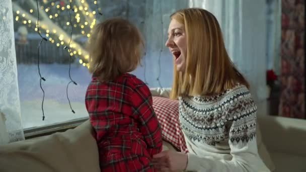 Een Gezellige Winter Finland Een Jonge Mooie Vrouw Haar Kleine — Stockvideo