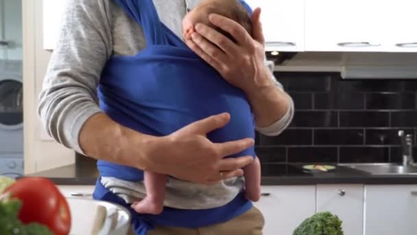 Padre Con Bebé Durmiendo Honda Cocinando Cocina Hombre Paternidad Deja — Vídeo de stock