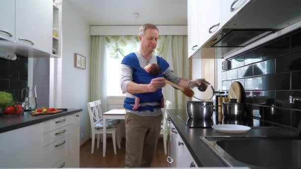 Pai Com Bebezinho Dormindo Cozinha Homem Licença Paternidade Trabalho Doméstico — Vídeo de Stock