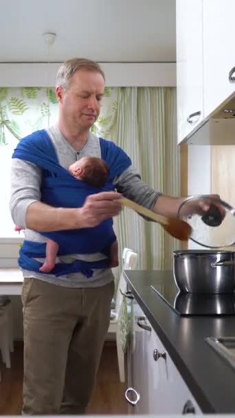Vader Met Kleine Baby Die Keuken Slaapt Man Met Vaderschapsverlof — Stockvideo