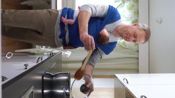 Vater Mit Kleinem Baby Schläft Tragetuch Der Küche Mann Vaterschaftsurlaub — Stockvideo