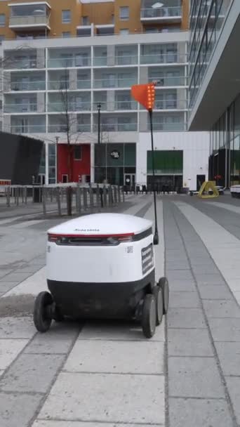 Espoo Finlandia Abril 2022 Starship Self Driving Delivery Robot Sidewalk — Vídeo de stock