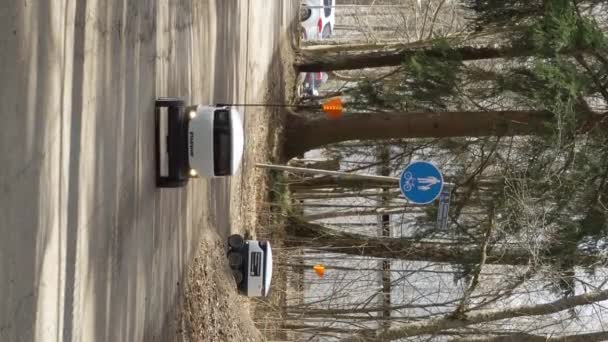 Espoo Finlandia Abril 2022 Starship Self Driving Delivery Robot Sidewalk — Vídeos de Stock