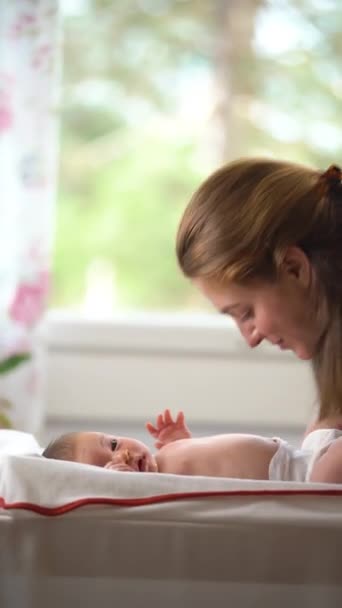 Любящая Мама Играет Своим Ребенком Дома Целует Ноги Новорожденных Счастливая — стоковое видео