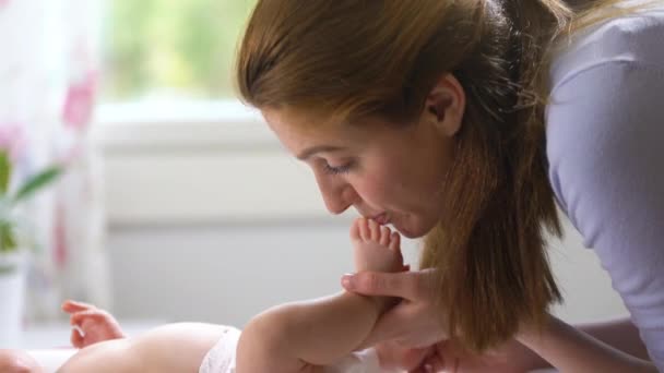 Annenin Evde Bebeğiyle Oynaması Yeni Doğanların Ayaklarını Öpmesi Mutlu Anne — Stok video
