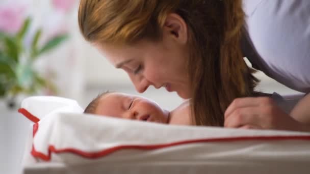 Milující Máma Hraje Svým Dítětem Doma Líbá Novorozence Nohy Šťastná — Stock video
