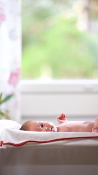 Madre Joven Cambiando Sus Pañales Bebé Jugando Con Niño Madre — Vídeos de Stock