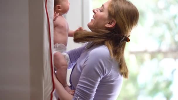 Houden Van Moeder Spelen Met Haar Baby Thuis Zoenen Pasgeborenen — Stockvideo